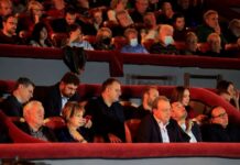 Η πλευρά Τσίπρα απαντά στα σχόλια για τον εξώστη: Προσπαθούν να πετάξουν «τη μπάλα στην εξέδρα», το θέμα δεν είναι οι ηγεσίες