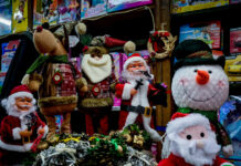 Χριστούγεννα: Ρετρό στολίδια και παιχνίδια στην καρδιά της Αθήνας – Γιορτινές, νοσταλγικές εικόνες