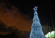 Ο Νίκος Δένδιας στη φωταγώγηση του χριστουγεννιάτικου δέντρου στο στρατόπεδο «Παπάγου»: «Εμπεριέχει βαθύτατο χριστιανικό συμβολισμό»