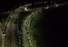 Αγρότες: Εντυπωσιακά πλάνα από drone με τα παραταγμένα τρακτέρ στη Νίκαια της Λάρισας τη νύχτα της Πρωτοχρονιάς