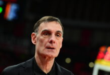 Ολυμπιακός: Ο Γιώργος Μπαρτζώκας βρέθηκε στις κερκίδες της «Johan Cruyff Arena» μέσω βιντεοκλήσης