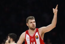 Ο Σάσα Βεζένκοφ έδωσε τη φανέλα του σε μικρό κοριτσάκι, η υπέροχη χειρονομία του παίκτη του Ολυμπιακού στο ΣΕΦ