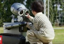 Το ρομπότ WALL-E της Pixar έγινε πραγματικότητα και κυκλοφορεί στην αγορά