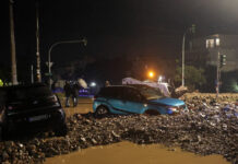 Άνω Γλυφάδα: Ο Γιάννης Καλλιάνος δείχνει με δυο φωτογραφίας το μέγεθος της καταστροφής – «Μυρίζει πόλεμο, δεν υπερβάλλω»