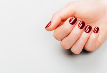 Είστε άνω των 50; Αυτά είναι τα ιδανικά χρώματα νυχιών για εσάς