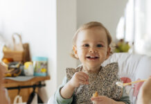 Όταν το μωρό ξεκινά τις στέρεες τροφές: 5 πράγματα που αξίζει να ελέγξεις πρώτα