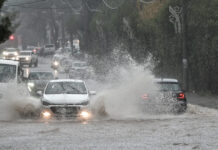 Κακοκαιρία: Οι χάρτες με τις «κόκκινες» περιοχές και τα ύψη βροχής που αναμένονται την Κυριακή σε Αττική και Γλυφάδα