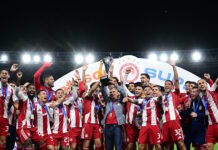 Ολυμπιακός: Ρέτσος και Μεντιλίμπαρ σήκωσαν το Betsson Super Cup, η απονομή του τροπαίου στους Πειραιώτες μετά τη νίκη με 3-0 κόντρα στον ΟΦΗ