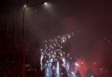 Θεσσαλονίκη: Η στιγμή της επίθεσης σε τηλεοπτικό συνεργείο την ώρα της πομπής με τις 7 σορούς των φιλάθλων του ΠΑΟΚ