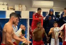 Πάρτι στα αποδυτήρια του Ολυμπιακού για την κατάκτηση του Betsson Super Cup