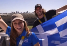 Τσιτσιπάς και Σάκκαρη ανέβηκαν στην οροφή του γηπέδου στο Περθ και ανέμισαν την ελληνική σημαία