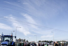 Αγρότες: Σε στάση αναμονής ενόψει της συνάντησης με Μητσοτάκη – Τράβηξαν στην άκρη του δρόμου τα τρακτέρ τους