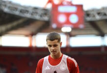 «Ο Χρήστος Μουζακίτης είναι ένας από τους μέσους που απασχολούν τη Μάντσεστερ Γιουνάιτεντ» γράφει το Sky Sports