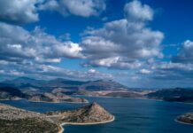 Η Υλίκη από ψηλά: Οι βροχές και τα χιόνια γεμίζουν με νερό την λίμνη – Δείτε βίντεο