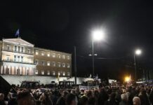 Αγρότες: Έξω από τη Βουλή θα περάσουν τη νύχτα – Το κομβόι με τα τρακτέρ και όσα έγιναν στο συλλαλητήριο της Αθήνας