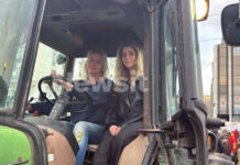 Οι αγρότισσες που έκλεψαν την παράσταση με το τρακτέρ τους στο Σύνταγμα