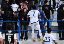 Κηφισιά – ΟΦΗ: Ένταση στις εξέδρες του γηπέδου, ο Αντονίσε ανέβηκε στις κερκίδες για να πάρει το παιδί του