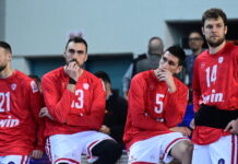 Ο τραυματίας Σάσα Βεζένκοφ πήρε το χειροκρότημα από τον κόσμο του Παναθηναϊκού μετά τη λήξη του τελικού Κυπέλλου