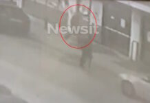 Ληστεία σε σούπερ μάρκετ στη Θηβών: Η στιγμή που ο δράστης εισβάλλει στην επιχείρηση με προτεταμένο το όπλο του