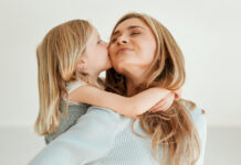 Πόσο ευτυχισμένη «πρέπει» να είσαι ως μητέρα;