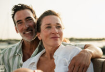 Μεγαλώσαμε μαζί: Τι σημαίνει στ’ αλήθεια όταν μια σχέση ξεκινά τόσο νωρίς