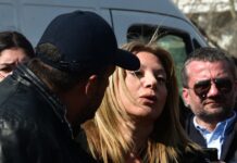 Ο Πάνος Ρούτσι διαψεύδει τα περί «έντασης» με την Μαρία Καρυστιανού στη συγκέντρωση για τα Τέμπη