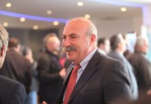 Ο Χρήστος Μαυρίκης πυροβόλησε με καραμπίνα και ταμπουρώθηκε στο σπίτι του στα Σπάτα – Διαπραγματευτής στο σημείο