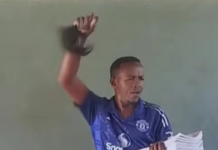 Δάσκαλος στην Κένυα μαθαίνει στα παιδιά τον ύμνο της Μάντσεστερ Γιουνάιτεντ