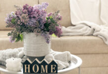 DIY: Πώς να ανακυκλώσετε κομμάτια ταπετσαρίας σε ένα διακοσμητικό βάζο