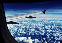 «Πέταξαν» οι τιμές στα αεροπορικά εισιτήρια