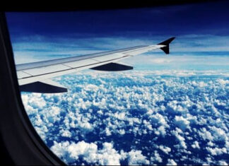 «Πέταξαν» οι τιμές στα αεροπορικά εισιτήρια