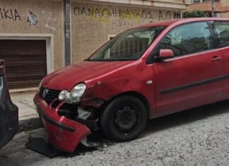 Παγκράτι: Μεθυσμένη οδηγός χωρίς δίπλωμα χτύπησε 3 αυτοκίνητα και μοτοσικλέτα – Ζημιές και σε είσοδο πολυκατοικίας