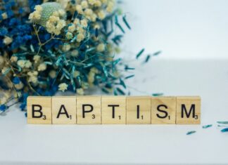 Ο Βαπτιστικός Σταυρός: Ένα Θεατρικό Σύμβολο Ζωής