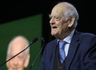 Συνέδριο ΠΑΣΟΚ: Το συγκινητικό «αντίο» του Απόστολου Κακλαμάνη – «Τόπο στα νιάτα»