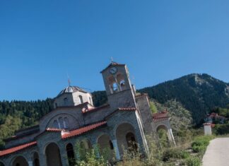 Ροπωτό Τρικάλων: Η εκκλησία που γέρνει 17 μοίρες και μαγεύει τουρίστες και ξένα ΜΜΕ
