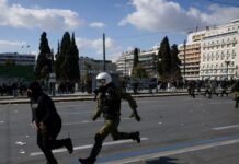 Τέμπη: Ένταση στο Σύνταγμα από κουκουλοφόρους μετά το συλλαλητήριο – Πέντε προσαγωγές