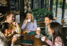 Friendfluence: Όταν οι φίλοι σου επηρεάζουν το ποιον θα ερωτευτείς – Γιατί η γνώμη της παρέας μετράει περισσότερο από ποτέ;