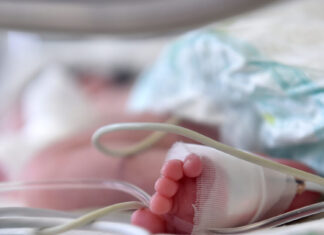 Ηλεία: Με κατάγματα στα πόδια και εγκαύματα νοσηλεύεται μωρό 10 μηνών – Έρευνα της ΕΛΑΣ για πιθανή κακοποίηση