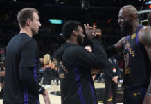 Ο Λεμπρόν Τζέιμς έδωσε την πρώτη ασίστ στον γιο του, Μπρόνι και έγραψε ιστορία στο NBA