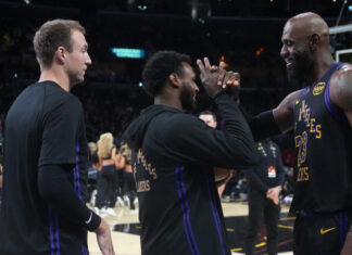 Ο Λεμπρόν Τζέιμς έδωσε την πρώτη ασίστ στον γιο του, Μπρόνι και έγραψε ιστορία στο NBA