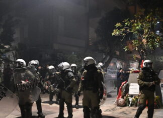 Εξάρχεια: Επίθεση με πέτρες κατά διμοιρίας ΜΑΤ – 114 προσαγωγές