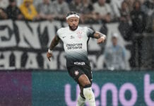 Ο Μέμφις Ντεπάι χρησιμοποίησε κινητό στον πάγκο της Κορίνθιανς και μέλος του προπονητικού τιμ του την είπε