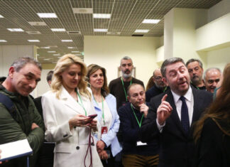 Νίκος Ανδρουλάκης: Χαμόγελα, πειράγματα και μηνύματα του προέδρου του ΠΑΣΟΚ στην αίθουσα Τύπου του Συνεδρίου