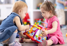 Τι να κάνω αν το παιδί μου αρπάζει παιχνίδια από άλλα παιδιά;