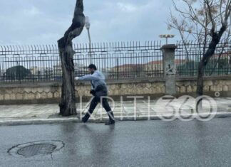 25η Μαρτίου στα Χανιά: Παρέλασε μόνος του μετά την ακύρωση των εορτασμών λόγω της κακοκαιρίας – Δείτε βίντεο