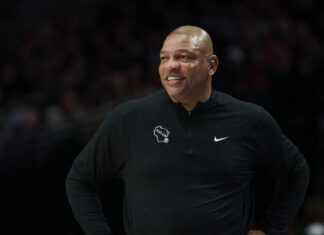 Ντοκ Ρίβερς για Γιάννη Αντετοκούνμπο: «Ακόμα δεν είναι υγιής»