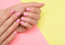 Ροζ νύχια: Τα nail designs που θα κάνετε όλη την άνοιξη