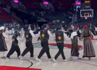 Παραδοσιακοί χοροί στο ημίχρονο του αγώνα Μπλέιζερς – Μπακς στο NBA με τραγούδι της Αναστασίας στα ηχεία