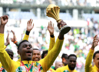 Οι παίκτες της Σενεγάλης εμφανίστηκαν με το τρόπαιο του Κυπέλλου Εθνών Αφρικής στο «Stade de France»