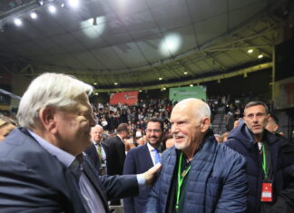 Συνέδριο ΠΑΣΟΚ: Ο Φαραντούρης, η χειραψία Παπανδρέου – Βενιζέλου, η παρέμβαση Σκανδαλίδη με Γκάντι και η «πόρτα» στον Σαουλίδη